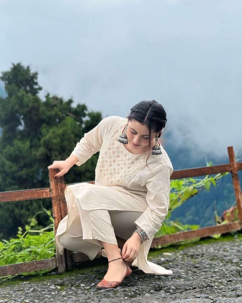 Elegant Off-White Cotton Kurta Pant Set – Casual & Festive Ethnic Wear for Women
(BLACKLUXE CRAFTS) - BLACKLUXECRAFTS