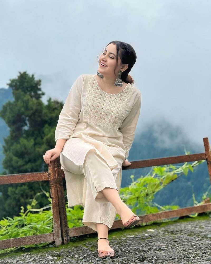 Elegant Off-White Cotton Kurta Pant Set – Casual & Festive Ethnic Wear for Women
(BLACKLUXE CRAFTS) - BLACKLUXECRAFTS