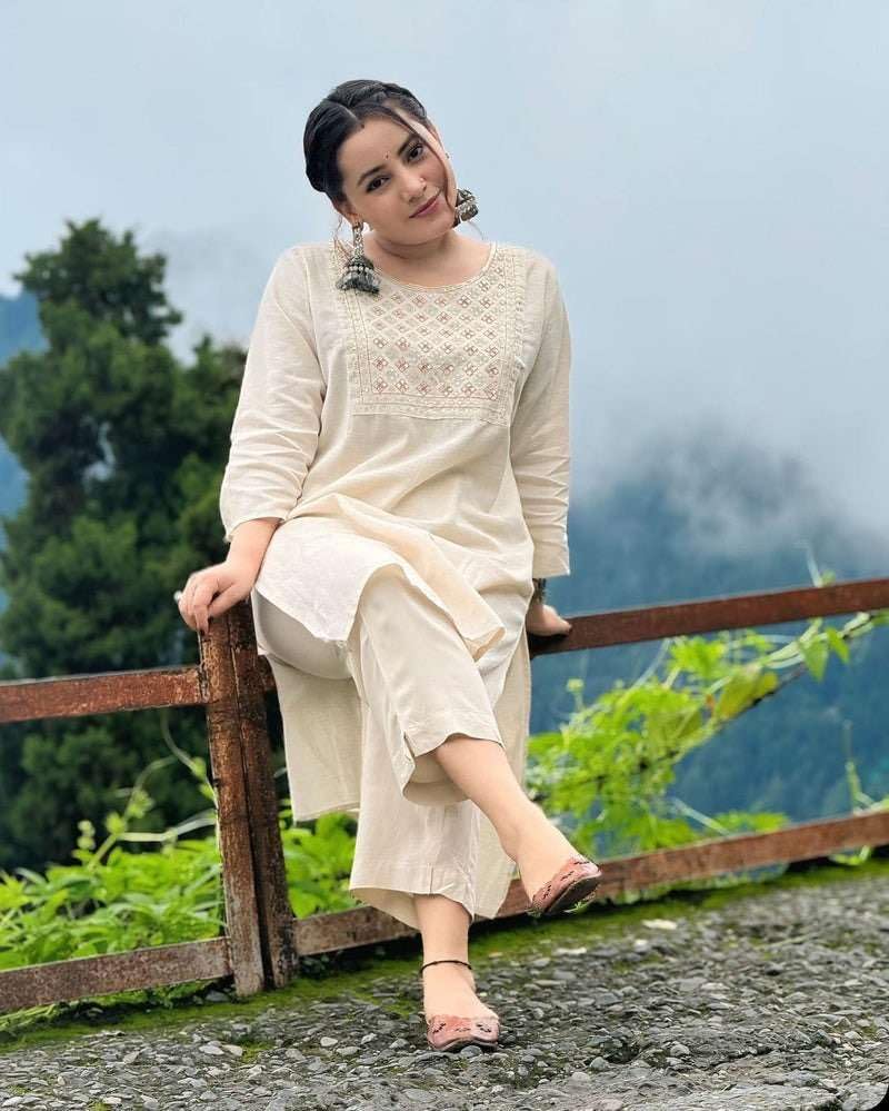 Elegant Off-White Cotton Kurta Pant Set – Casual & Festive Ethnic Wear for Women
(BLACKLUXE CRAFTS) - BLACKLUXECRAFTS