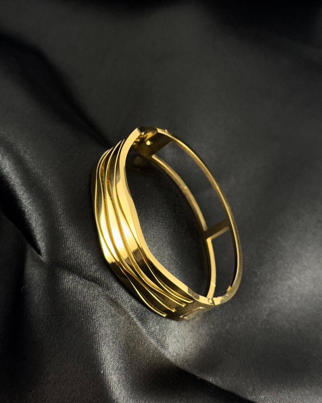 Elegant Gold-Plated Open Cuff Bracelet with Modern Wave Design – Minimalist Adjustable Bangle for Women’s Fashion & Everyday Wear (BLACKLUXE CRAFTS)